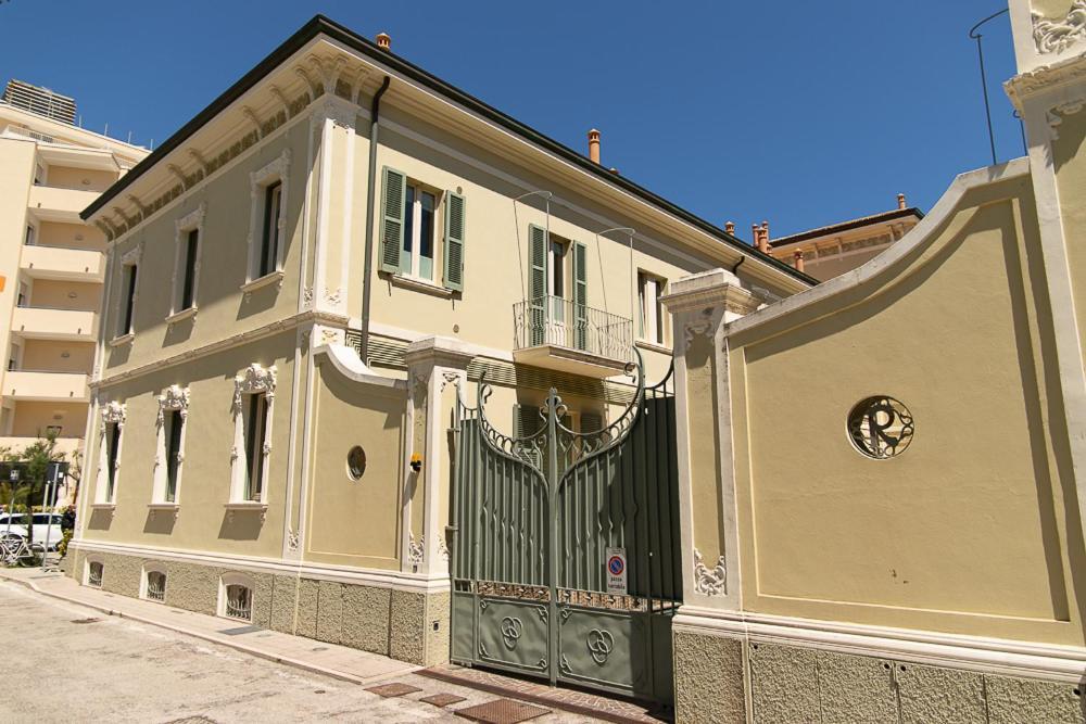 Zara D'Amare A Pesaro 10 Metri Dalla Spiaggia By Yohome Exterior foto